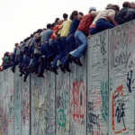 Pessoas comemorando a Queda do Muro de Berlim