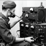 Transmissor de rádio da Segunda Guerra Mundial sendo operado